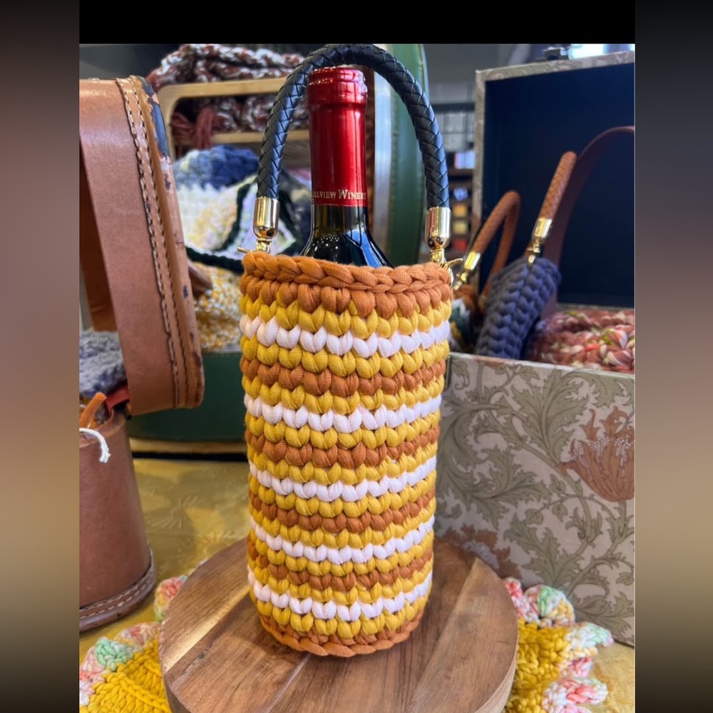 Wine bottle holder